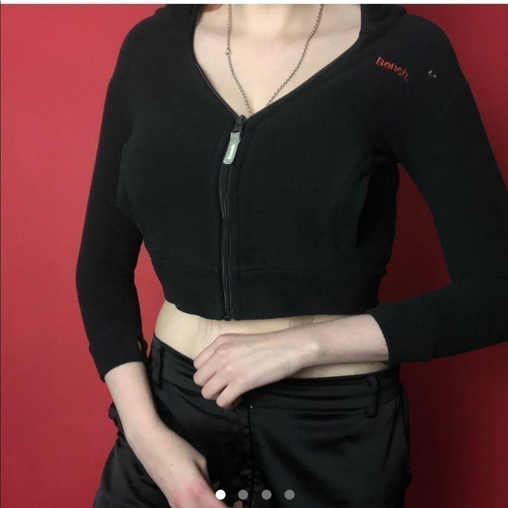 Cropped bench zip up hoodie with red logo❤️🖤​​​​​​​​​​​​​​​​​​​​​​​​​​